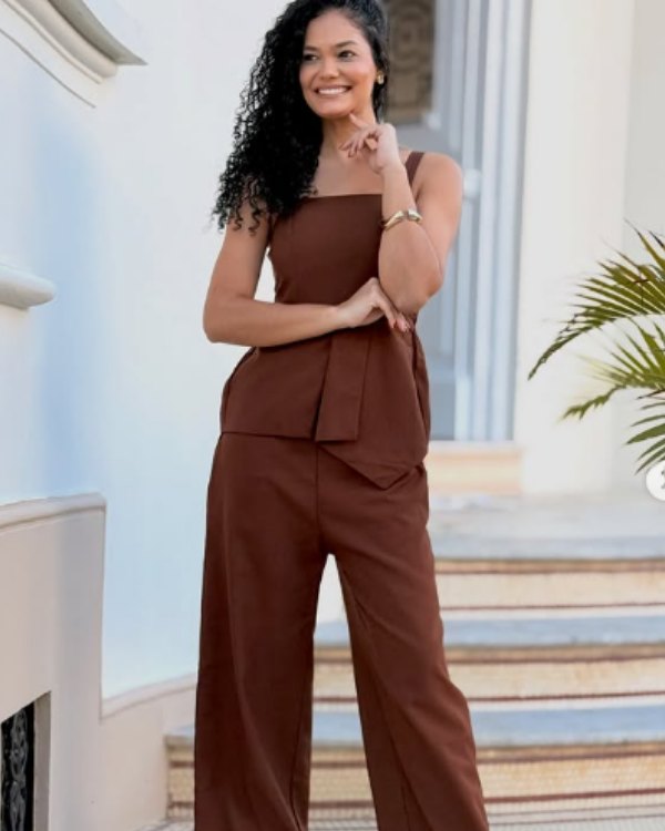 Conjunto marrom de top com faixa e calça pantalona