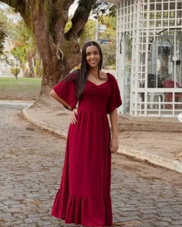 Vestido longo vinho com manga ampla e babado